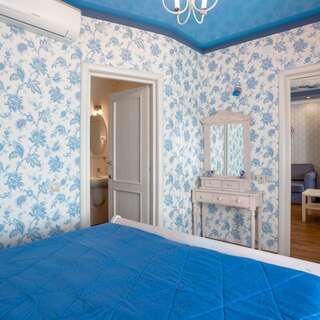 Гостиница Русское подворье Ростов Двухместный двухкомнатный "Гжель" с двуспальной кроватью-1