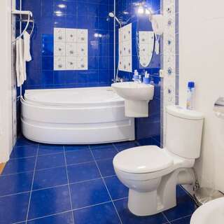 Гостиница Русское подворье Ростов Двухместный двухкомнатный "Гжель-1" первой категории с двуспальной кроватью-3